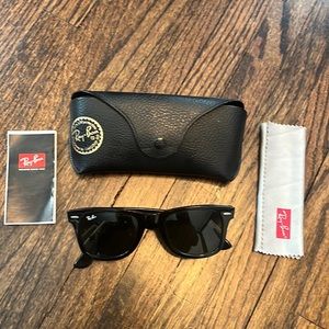 Black Ray-Ban wayfarer with case